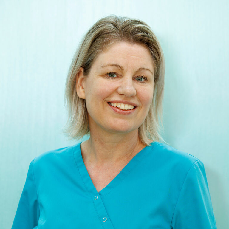 Monique van Nisselroij, baliemedewerker